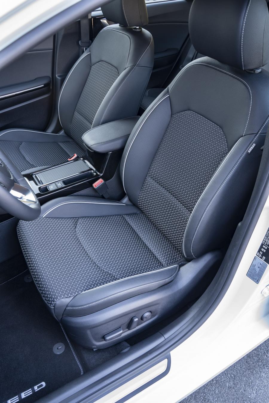 Интерьер Kia Ceed Sportswagon PHEV 2019 года  (WW) (фото 28 из 42)
